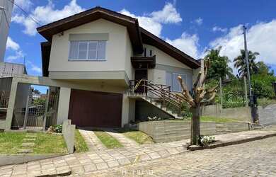 Imagem: A casa possui 3 Dormitórios, 1 Suíte, 1 Banheiro e 2 Vagas