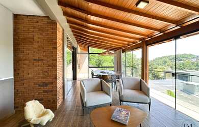 Imagem: A casa possui 3 Dormitórios, 1 Suíte, 3 Banheiros, 2 Vagas