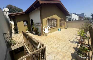 Imagem: A casa possui 4 Dormitórios, 1 Suíte, 3 Banheiros, 3 Vagas