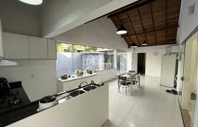 Imagem: A casa possui 3 Dormitórios, 1 Suíte, 3 Banheiros, 2 Vagas