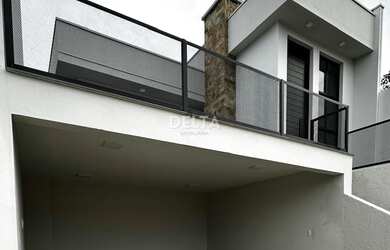 Imagem: A casa possui 3 Dormitórios, 3 Suítes, 3 Banheiros, 2 Vagas