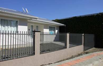 Imagem: A casa possui 3 Dormitórios, 1 Suíte, 3 Banheiros, 2 Vagas