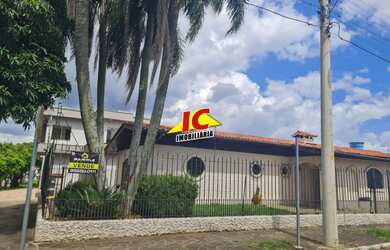 Imagem: A casa possui 3 Dormitórios, 1 Suíte, 3 Banheiros, 2 Vagas