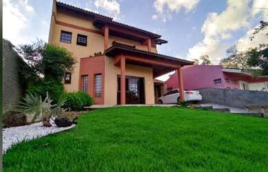 Imagem: A casa possui 3 Dormitórios, 1 Suíte, 3 Banheiros, 2 Vagas