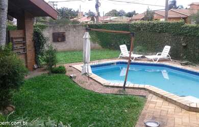 Imagem: A casa possui 4 Dormitórios, 1 Suíte, 5 Banheiros, 2 Vagas