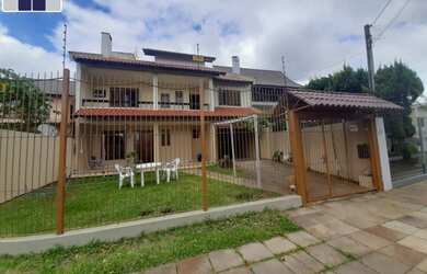 Imagem: A casa possui 3 Dormitórios, 1 Suíte, 2 Banheiros, 246m²