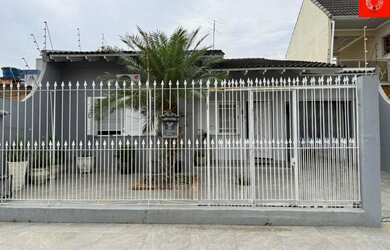 Imagem: A casa possui 3 Dormitórios, 1 Suíte, 2 Banheiros, 3 Vagas