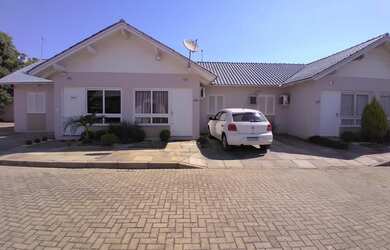 Imagem: A casa possui 2 Dormitórios, 1 Banheiro, 2 Vagas na garagem