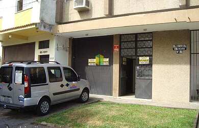 Imagem: A sala comercial possui 2 Banheiros, 2 Vagas na garagem, 220m²