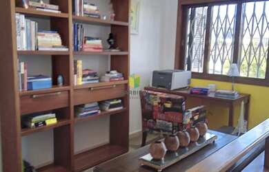 Imagem: A casa possui 3 Dormitórios, 1 Suíte, 4 Banheiros, 3 Vagas