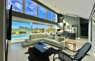 Imagem: A casa em condomínio possui 4 Dormitórios, 4 Suítes, 6 Banheiros