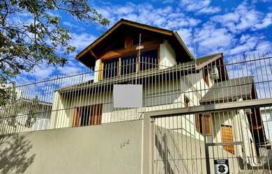 Imagem: A casa possui 3 Dormitórios, 1 Suíte, 4 Banheiros, 2 Vagas