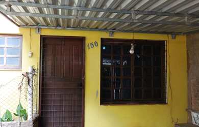 Imagem: A casa possui 1 Dormitório, 1 Banheiro, 1 Vaga na garagem