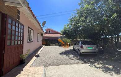 Imagem: A casa possui 3 Dormitórios, 1 Banheiro, 3 Vagas na garagem