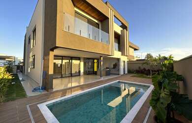 Imagem: A casa em condomínio possui 5 Dormitórios, 5 Suítes, 7 Banheiros