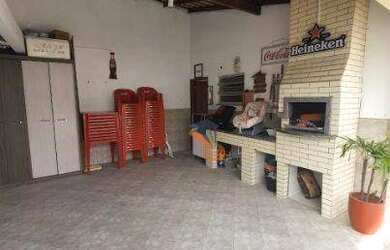 Imagem: A casa possui 3 Dormitórios, 1 Suíte, 2 Banheiros, 8 Vagas