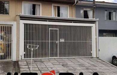 Imagem: A casa possui 3 Dormitórios, 2 Banheiros, 2 Vagas na garagem