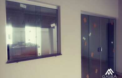 Imagem: A casa possui 3 Dormitórios, 1 Suíte, 2 Banheiros, 4 Vagas