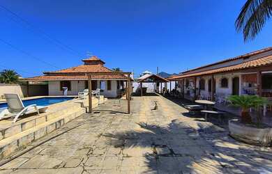 Imagem: A casa possui 4 Dormitórios, 2 Suítes, 2 Banheiros e 4 Vagas