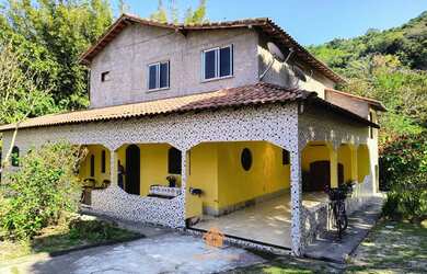 Imagem: A casa possui 3 Dormitórios, 1 Suíte, 2 Banheiros, 2 Vagas