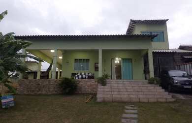 Imagem: A casa possui 3 Dormitórios, 1 Suíte, 2 Banheiros, 2 Vagas