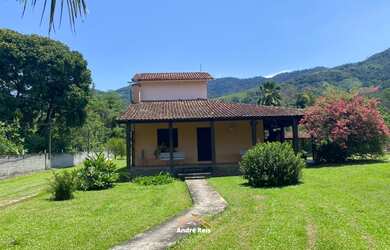 Imagem: A casa possui 2 Dormitórios, 1 Suíte, 2 Banheiros e 2 Vagas