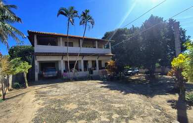 Imagem: A casa possui 5 Dormitórios, 3 Banheiros, 2 Vagas na garagem