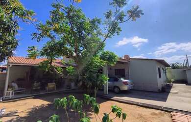 Imagem: A casa possui 4 Dormitórios, 4 Suítes, 5 Banheiros e 2 Vagas