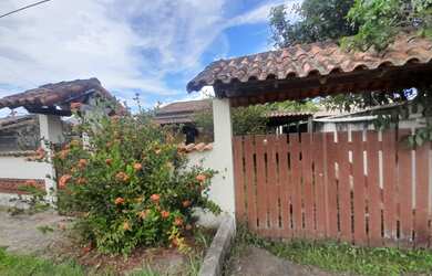 Imagem: A casa possui 2 Dormitórios, 1 Banheiro e 2 Vagas na garagem