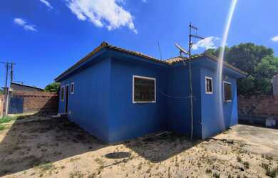 Imagem: A casa possui 3 Dormitórios, 2 Suítes, 1 Banheiro, 2 Vagas
