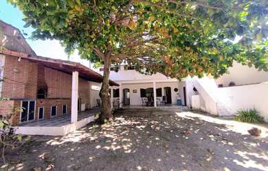 Imagem: A casa possui 5 Dormitórios, 2 Suítes, 2 Banheiros, 2 Vagas