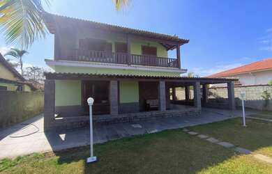 Imagem: A casa possui 3 Dormitórios, 1 Suíte, 2 Banheiros, 2 Vagas