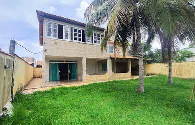 Imagem: A casa possui 3 Dormitórios, 2 Suítes, 1 Banheiro e 5 Vagas