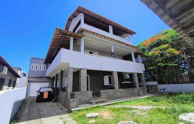 Imagem: A casa possui 5 Dormitórios, 3 Suítes, 4 Banheiros e 2 Vagas