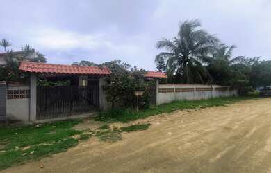 Imagem: A casa possui 3 Dormitórios, 1 Suíte, 2 Banheiros e 2 Vagas