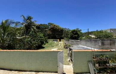 Imagem: A casa possui 3 Dormitórios, 1 Banheiro e 2 Vagas na garagem