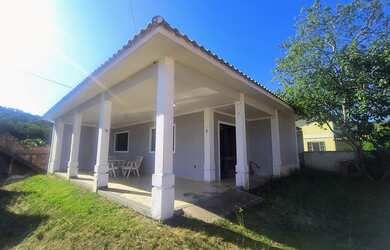 Imagem: A casa possui 3 Dormitórios, 2 Suítes, 2 Banheiros e 2 Vagas