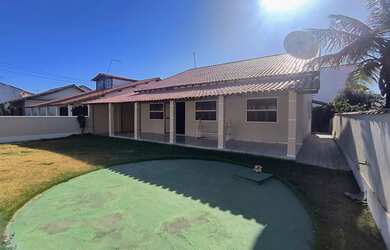 Imagem: A casa possui 3 Dormitórios, 3 Banheiros e 2 Vagas na garagem