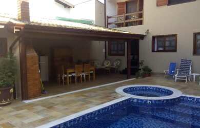 Imagem: A casa em condomínio possui 3 Dormitórios, 1 Suíte, 3 Banheiros