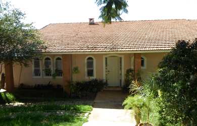 Imagem: A casa em condomínio possui 4 Dormitórios, 1 Suíte, 3 Banheiros