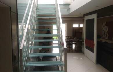 Imagem: A casa possui 4 Dormitórios, 3 Suítes, 6 Banheiros, 4 Vagas