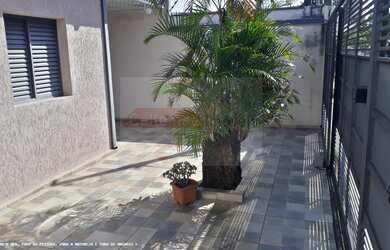 Imagem: A casa possui 3 Dormitórios, 3 Banheiros, 3 Vagas na garagem