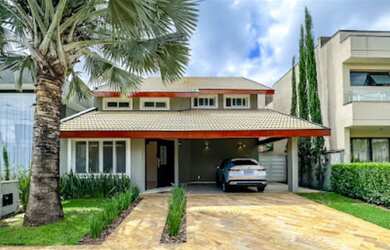 Imagem: A casa em condomínio possui 6 Dormitórios, 3 Suítes, 5 Banheiros