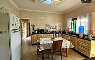 Imagem: A casa possui 3 Dormitórios, 3 Banheiros, 234m² de Área