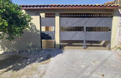 Imagem: A casa possui 3 Dormitórios, 1 Suíte, 2 Banheiros, 3 Vagas