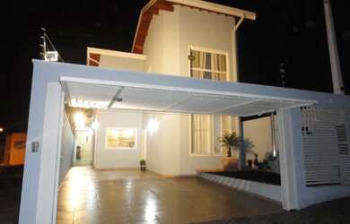 Imagem: A casa possui 3 Dormitórios, 1 Suíte, 4 Banheiros, 2 Vagas