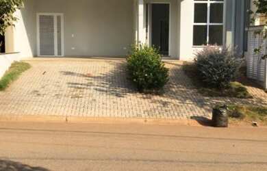 Imagem: A casa possui 3 Dormitórios, 2 Suítes, 1 Banheiro, 2 Vagas