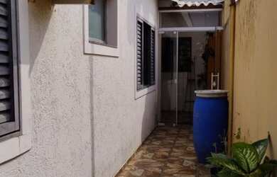 Imagem: A casa possui 2 Dormitórios, 1 Banheiro, 2 Vagas na garagem