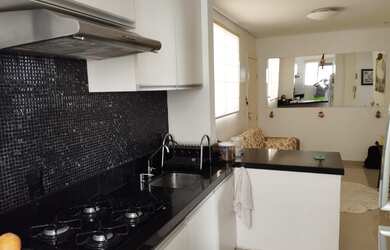 Imagem: O apartamento possui 2 Dormitórios, 1 Banheiro, 1 Vaga na garagem