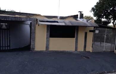 Imagem: A casa possui 3 Dormitórios, 2 Banheiros, 2 Vagas na garagem